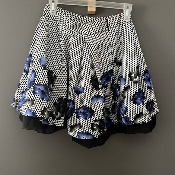 Classy Mini Skirt - Picture 4 of 5